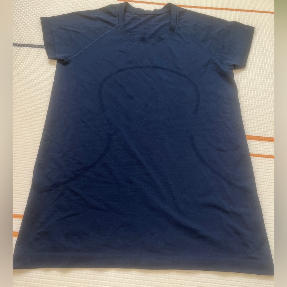 Lululemon SwiftlyTech short sleeve shirt 2.0 sz 10. True Navy. Great condition.